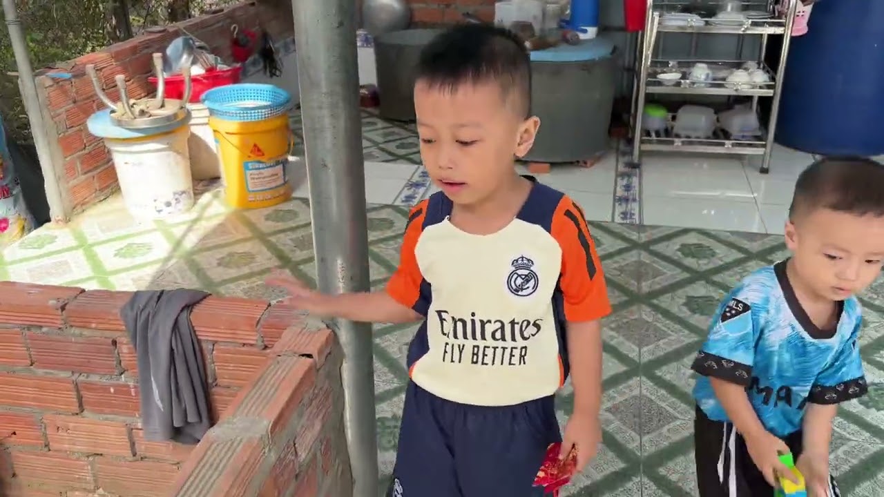 2 anh em vô nhà cậu 3 Chí chơi