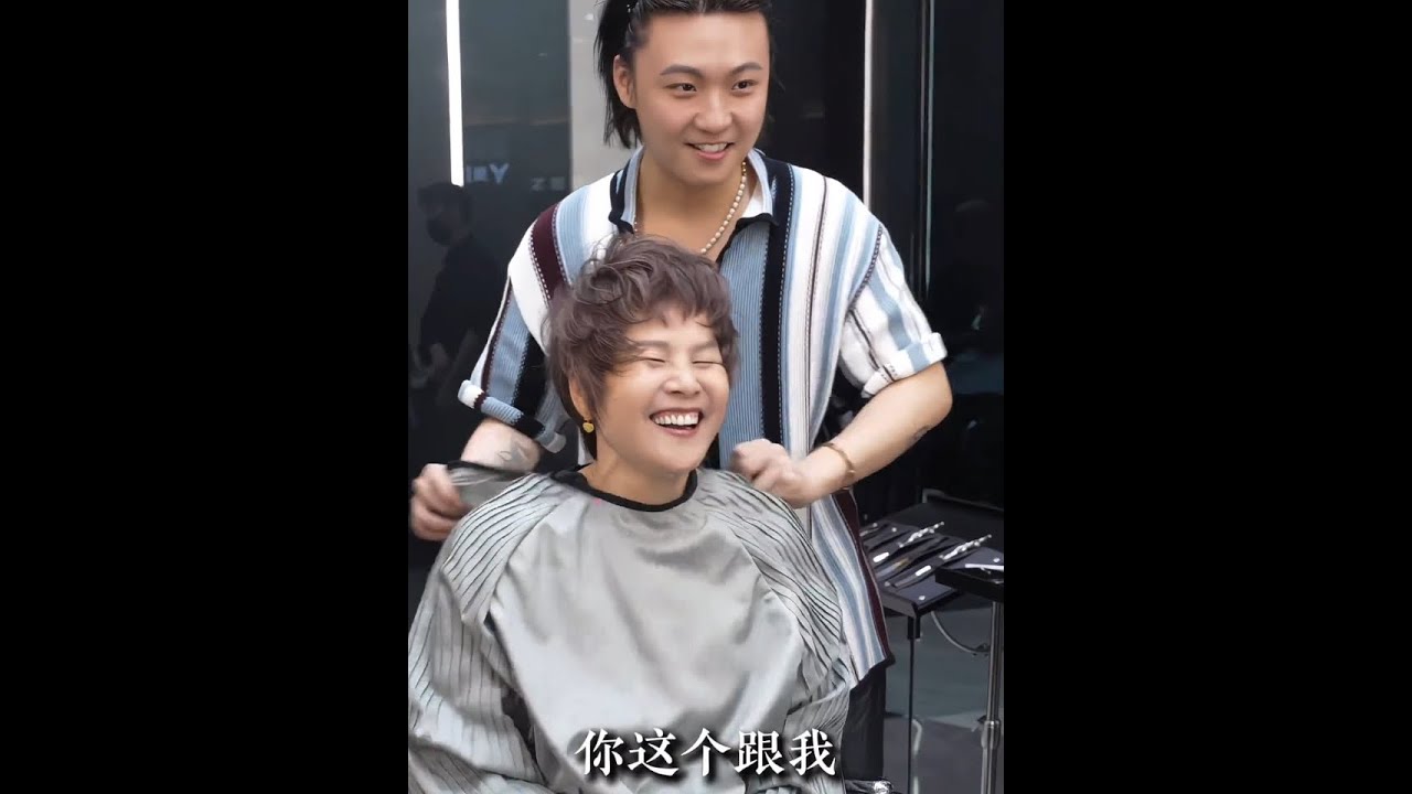 65岁“厦门邱淑贞”姐姐，为了年轻30岁她特意从厦门赶来，顶着发量少、铁头皮的难题让我改造——谁能想到剪完后，高颧骨和太阳穴凹陷全被发型藏起来了，脖子看着长了一截，后脑勺都变得圆润饱满，连颅顶都蓬松得
