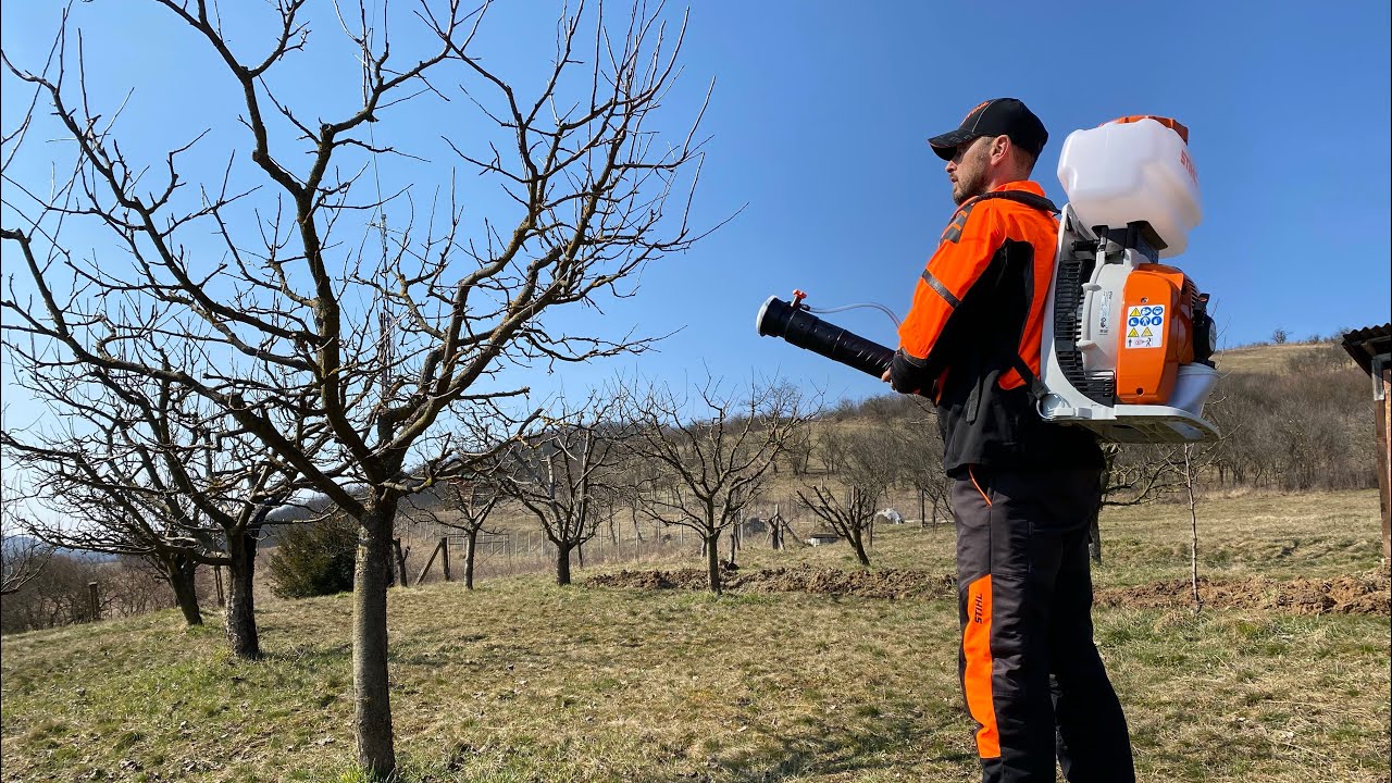 Stihl Sr 450 blowing water and spraying granules for the first time.(Atomizor Stihl cu doua functii)