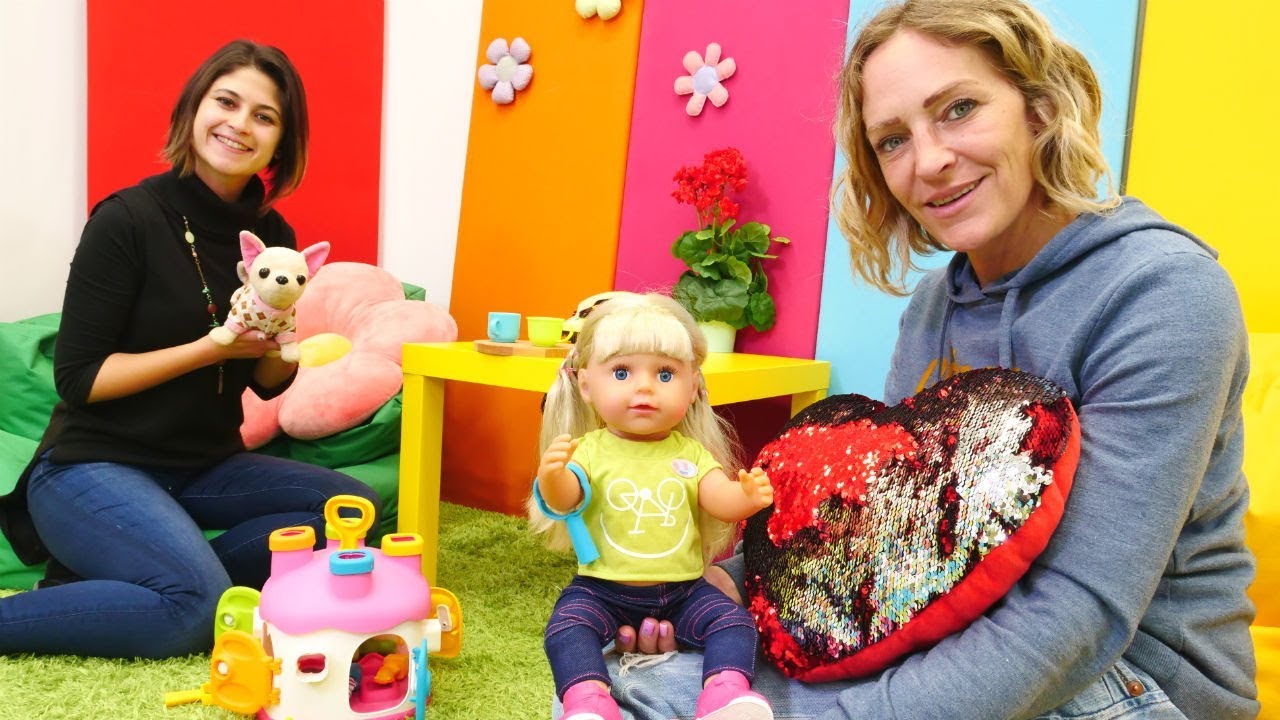 Ayşe, bebek Gül ve Loli büyük teyzeye gidiyorlar! Bebek bakma oyunu!
