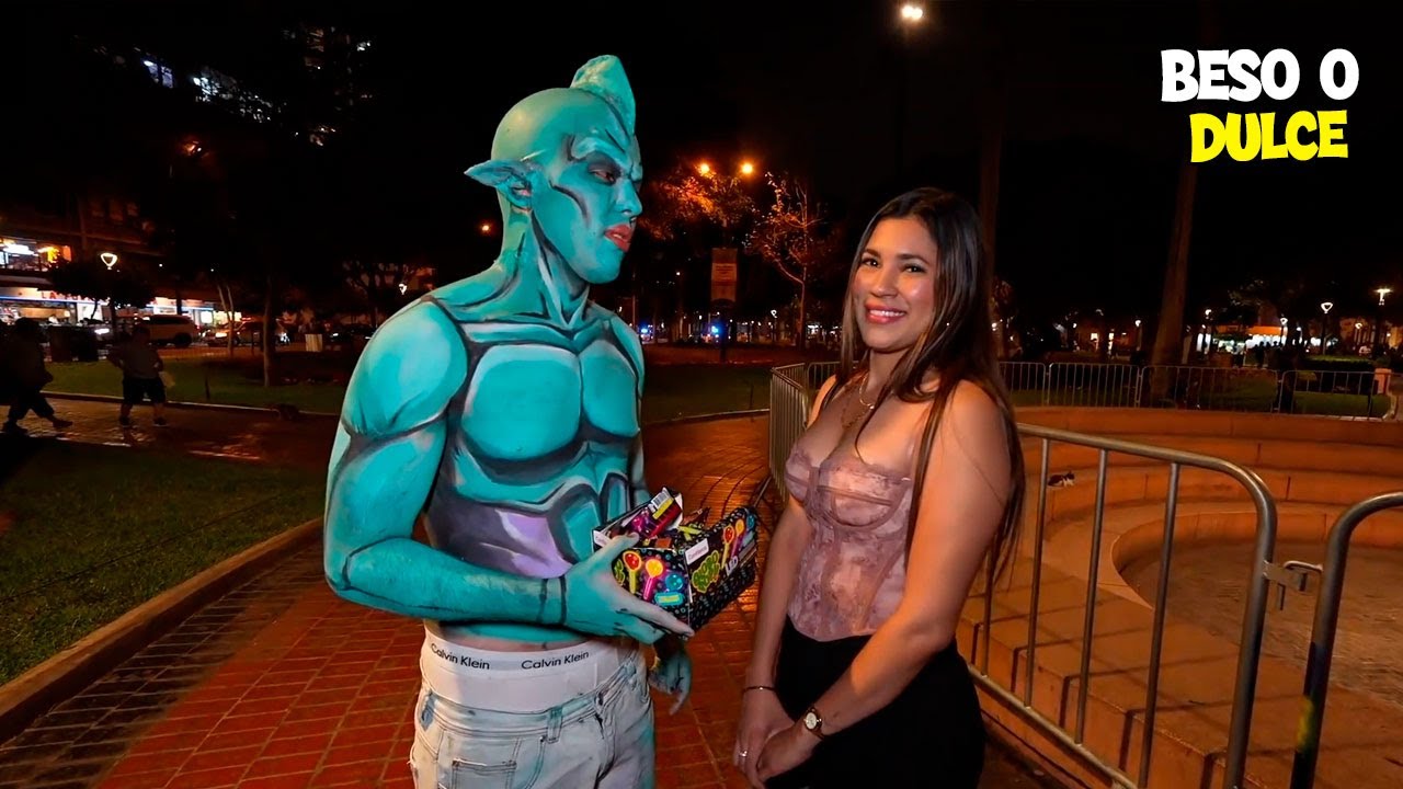 BEBOTE VENDIENDO CHUPETIENES DISFRAZADO