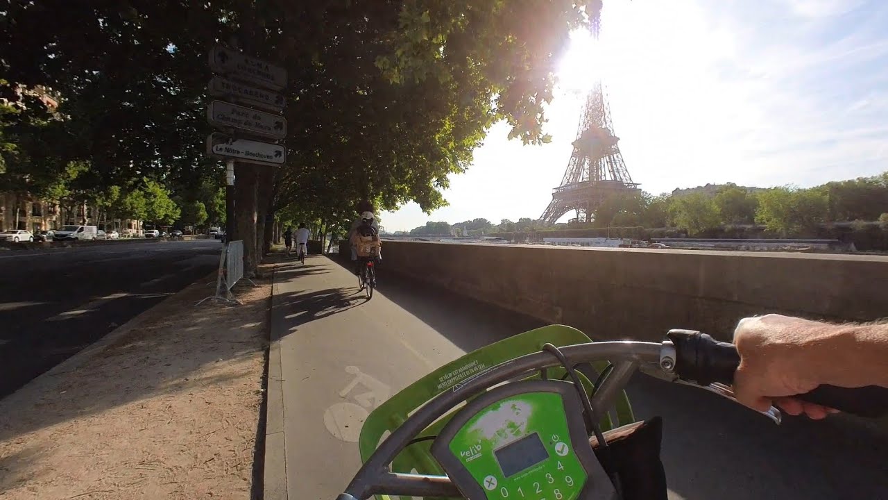Paris site seeing on a bicycle