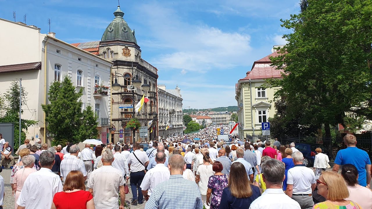 Tłumy na procesji Bożego Ciała w Przemyślu!!! Po 2 latach przerwy! Co za widok! 16.06.2022 r.