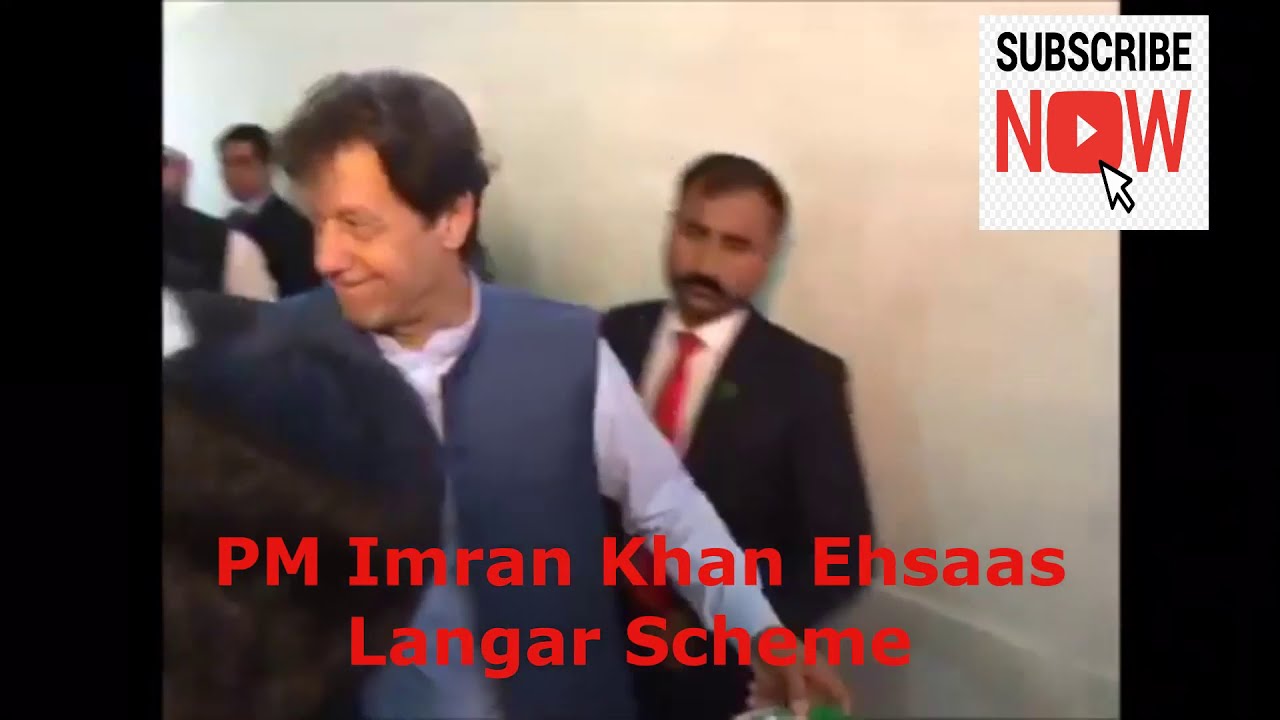 PM Imran Khan Ehsaas Langar Scheme Mein Logon Mein Langar Detey Huwey