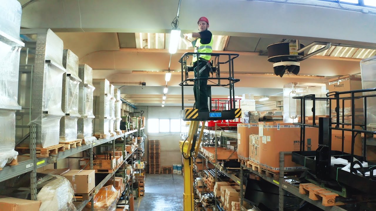 V10E  Piattaforma aerea verticale elettrica per uso interno ed esterno