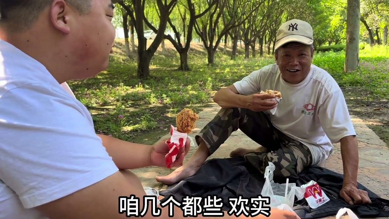 检查完身体仨人非要请鑫磊吃饭！到县城了吃顿汉堡！鑫磊担心毁了 #我的乡村生活 #户外美食