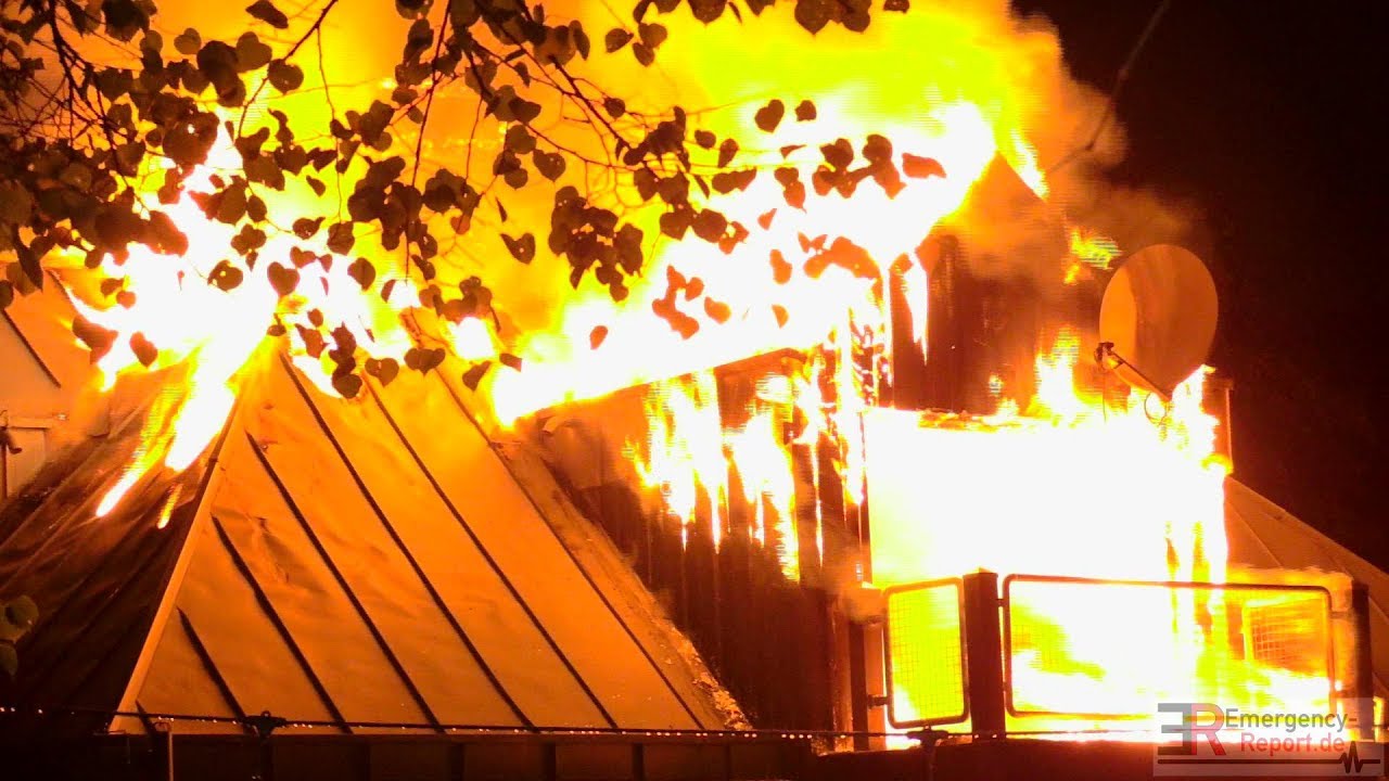 [GROSSBRAND IN DÜSSELDORF] - Vereinsheim im Vollbrand | Starke Rauchentwicklung & Flammen -