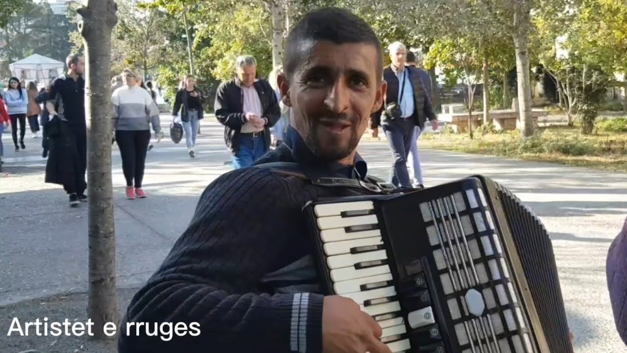artistet e rruges zani razies  kenge jugu dhe shqiperin e mesme gezuar dhe viti i mbare 2023