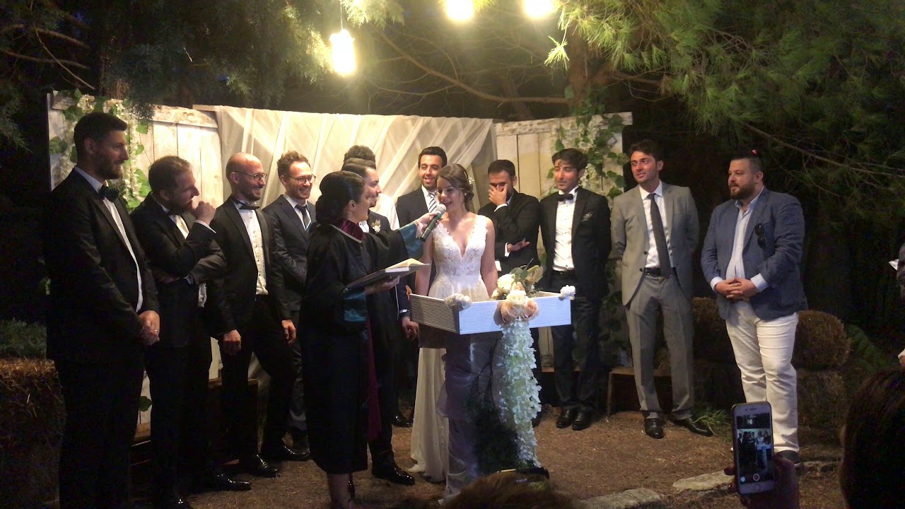 Sahte Nikah Memuru Davetlileri Kırdı Geçirdi! #EzgiMertWedding
