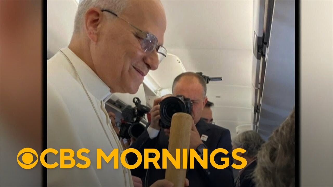 CBS News' Chris Livesay gives Pope Leo White Sox memorabilia on first papal trip