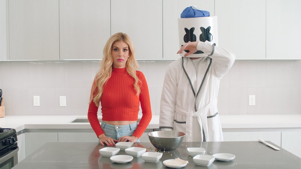 Ребекка Замоло готовит суп с вонтонами для любителей сладкого Marshmello | Готовим с Marshmello