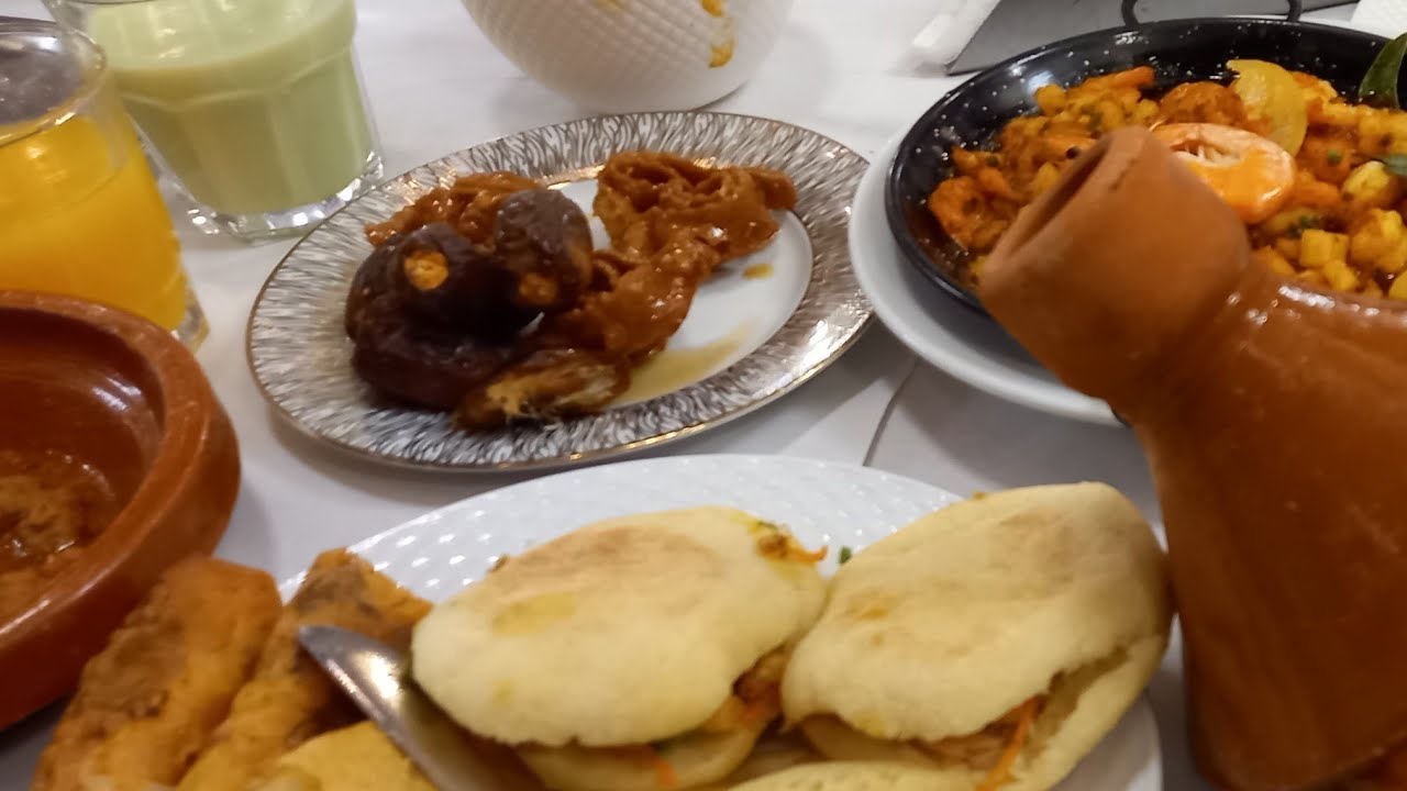 فطورنا في رمضان خارج البيت.فطور مختلف ومتنوع شهي وراءع!