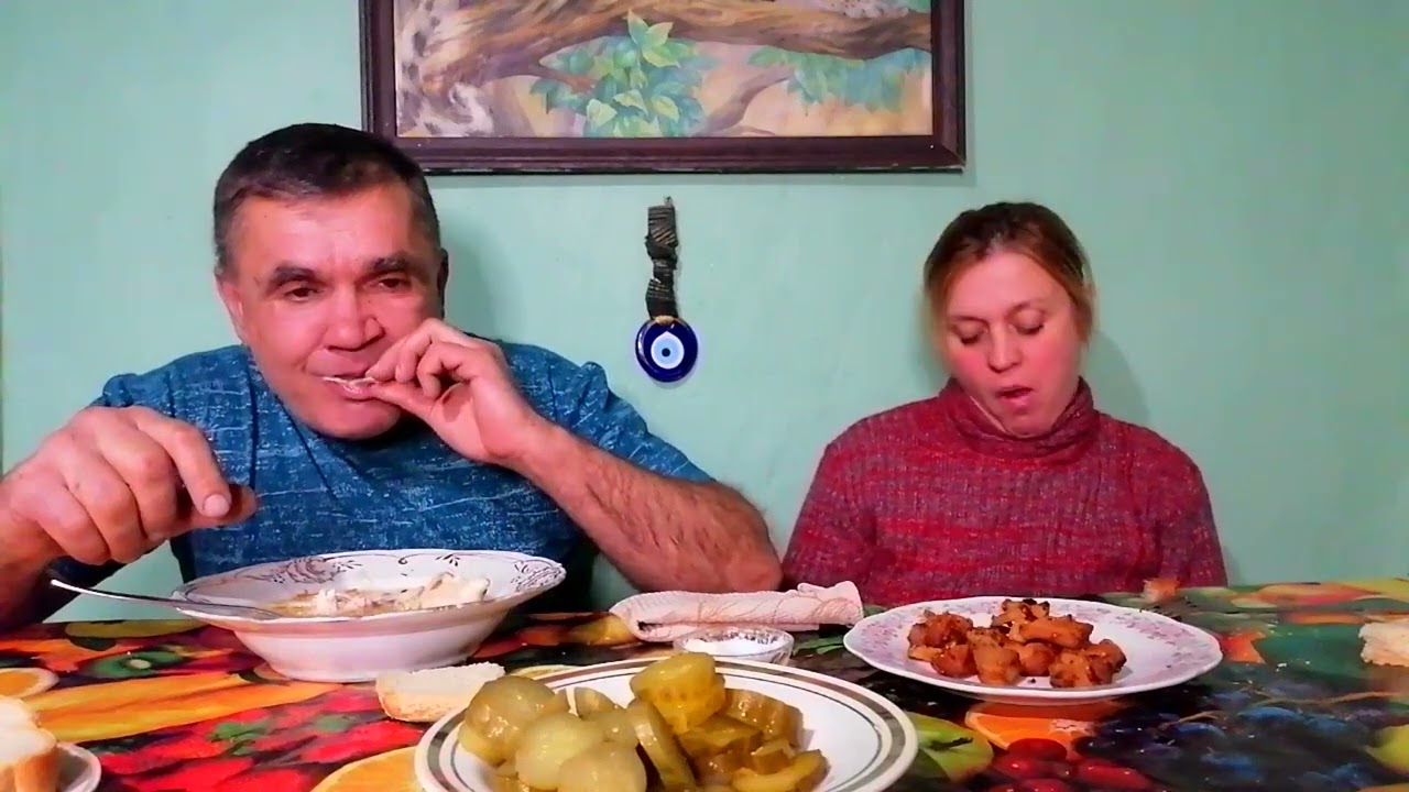 МУКБАНГ / Чипсы я пока не буду. Надо горло смочить. Вот так и живем