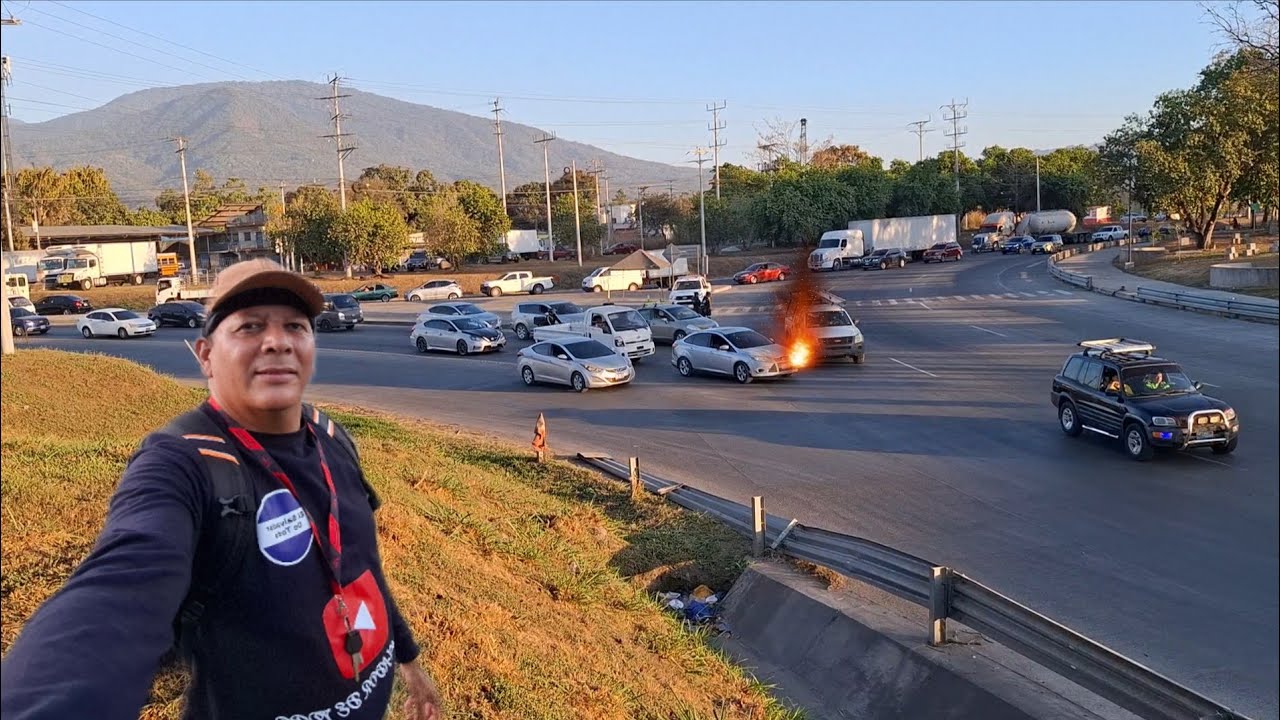 Leve accidente sobre el redondel Claudia Lars El Salvador.