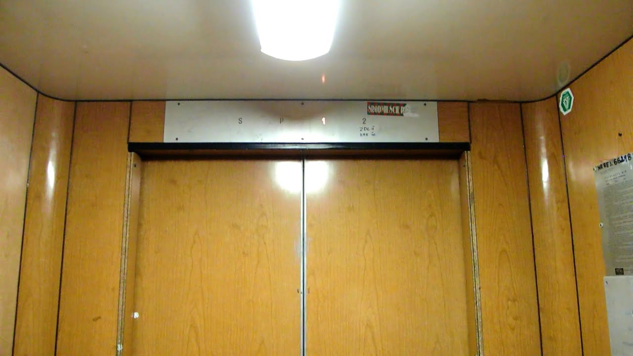 Awesome but run-down ZREMB traction elevator @ CZD Hospital (Building B), Warsaw, Poland