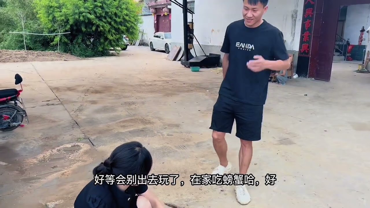 兵嫂花400元买十几只梭子蟹，公公配小酒吃美了，一家人其乐融融