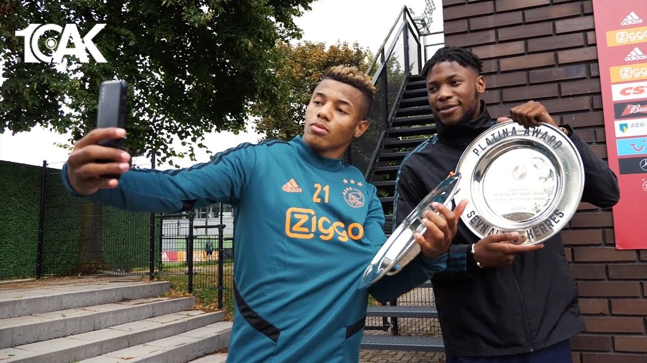 Sevn Alias verrast Neres, Ziyech & Promes met een Platina award voor Herres