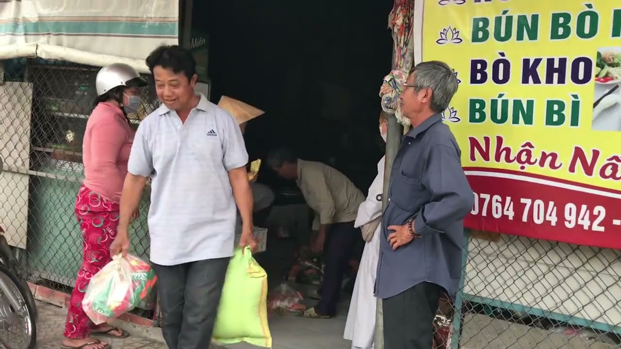 6-2-ất tỵ phát quà từ thiện tại quán Bồ Đề Duyên hựu thành