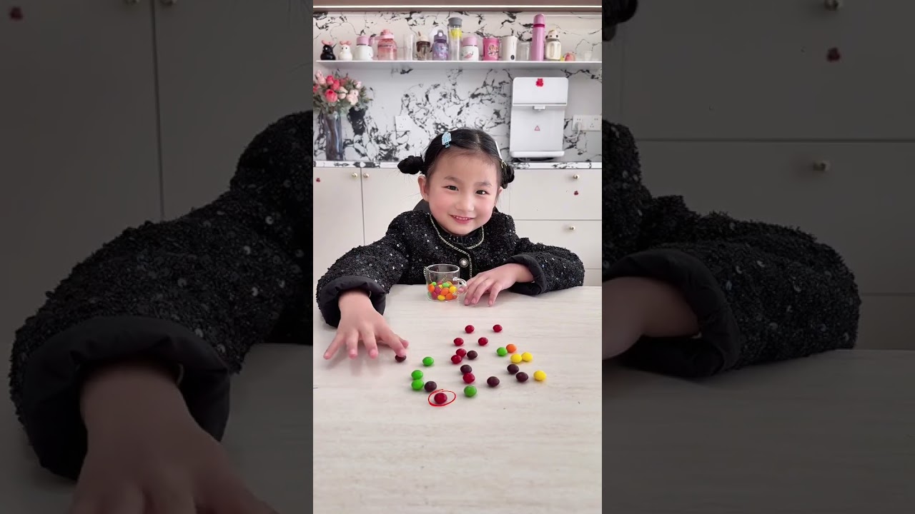 Cứ ngỡ là con bé sẽ không bị cám dỗ đâu, ai ngờ đâu... 😂🍭 #TroChoi #TroChoiChaCon