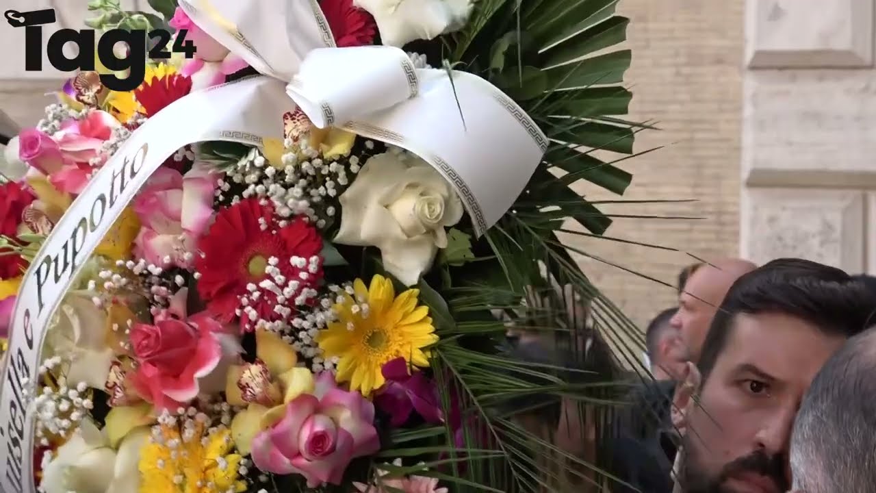 Funerali di Adamo Dionisi, Santa Maria in Trastevere gremita per il feretro dell’attore