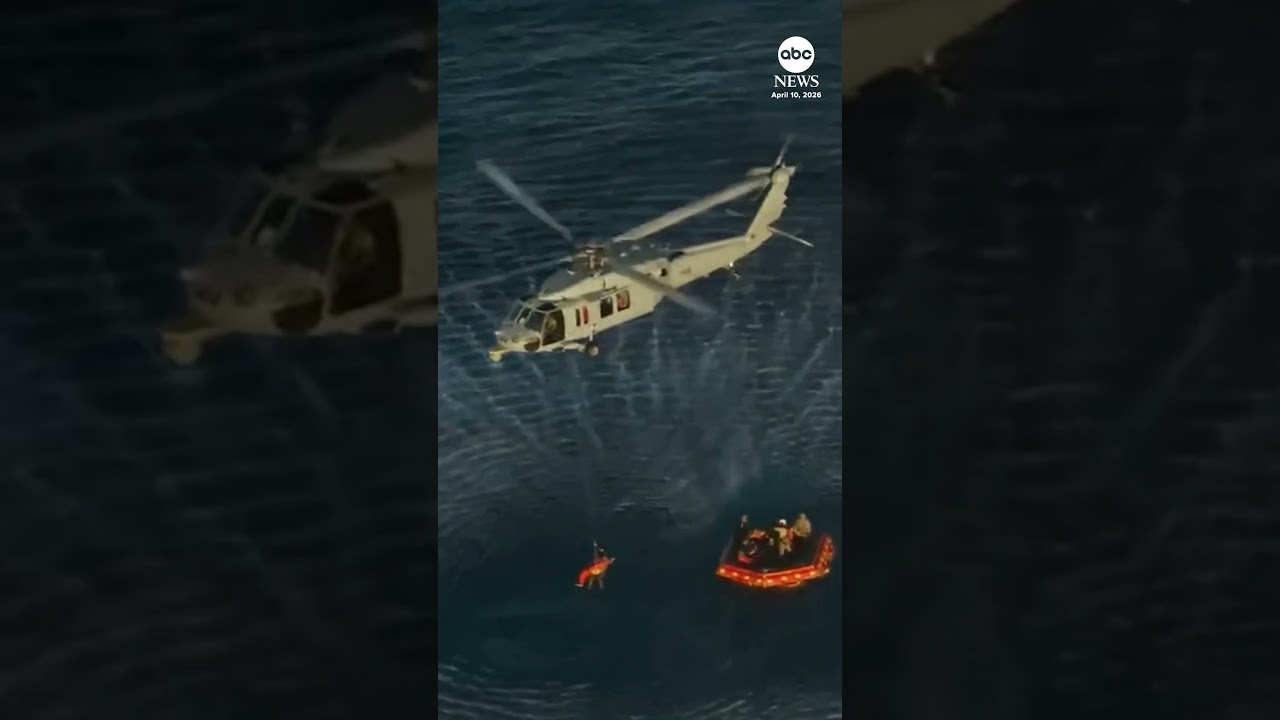 Астронавтов миссии Artemis II поднимают на борт вертолеты ВМС после выхода из капсулы Orion.