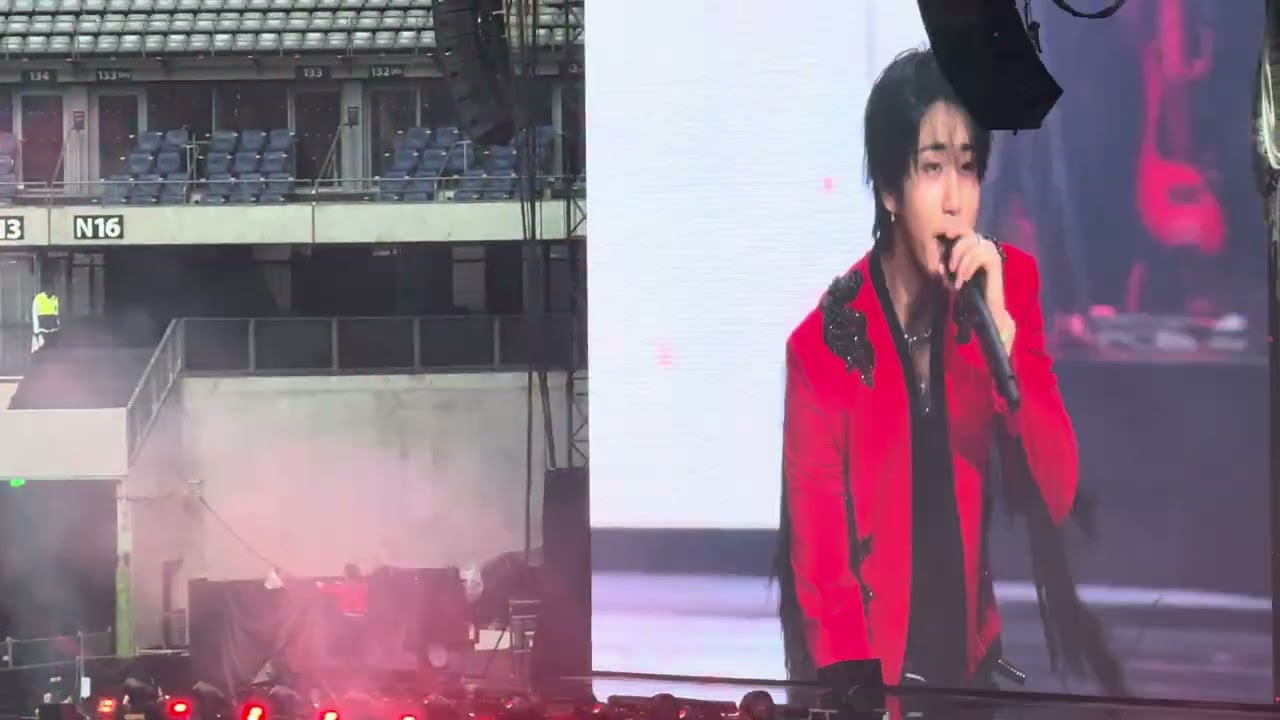 STRAY KIDS PARIS DAY 2 - CHK CHK BOOM / DOMINO / GOD'S MENU