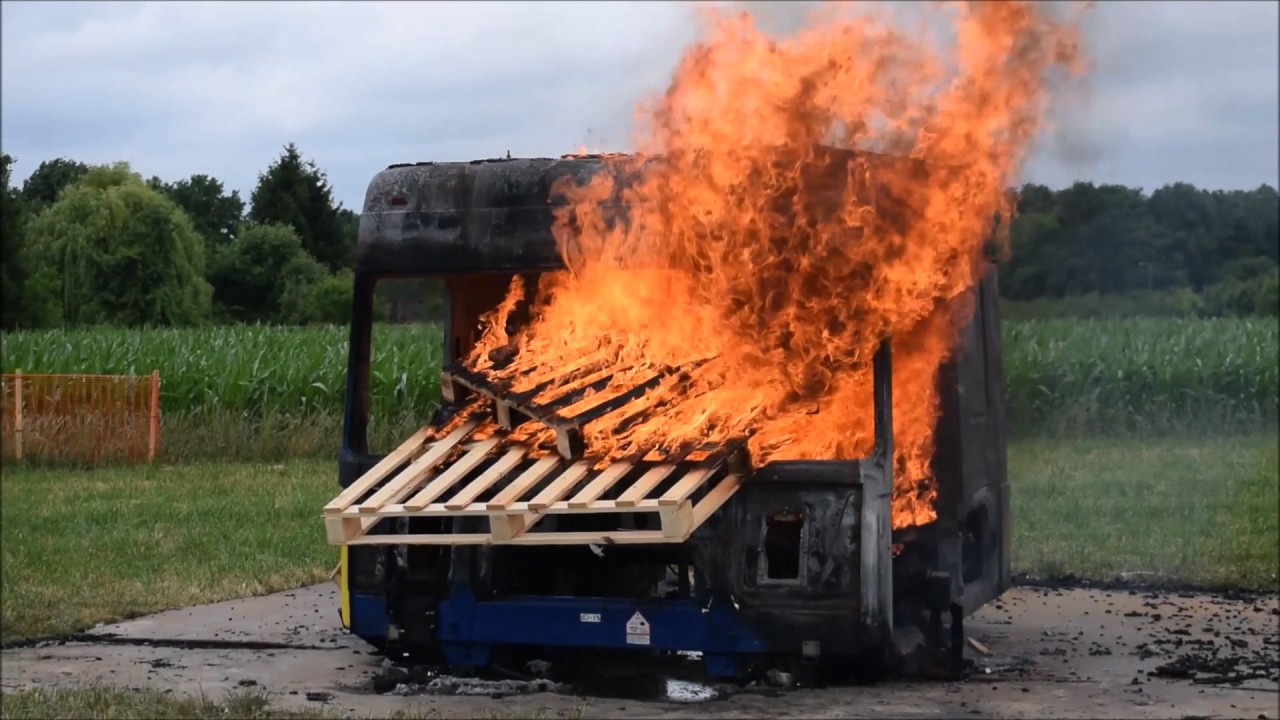 Jeugdbrandweer Zuid-Limburg geeft demonstratie bij opendag van de brandweer Born