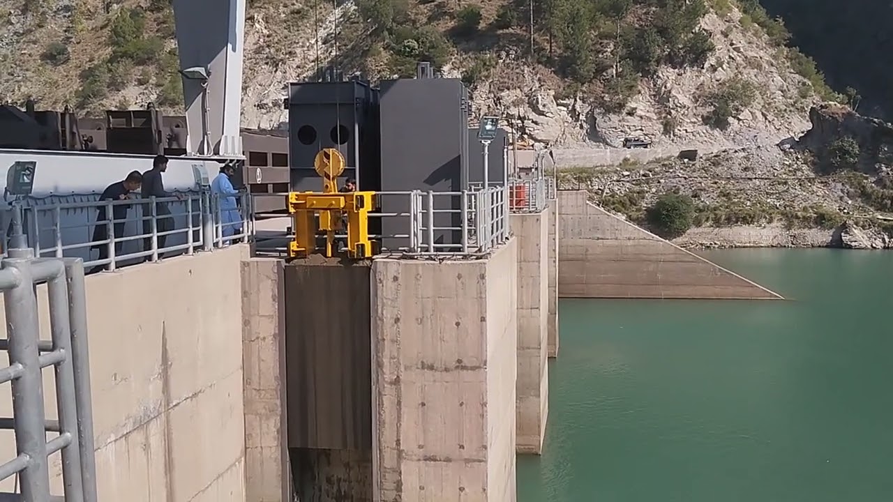 Spillway Radial gate removing filler beam
