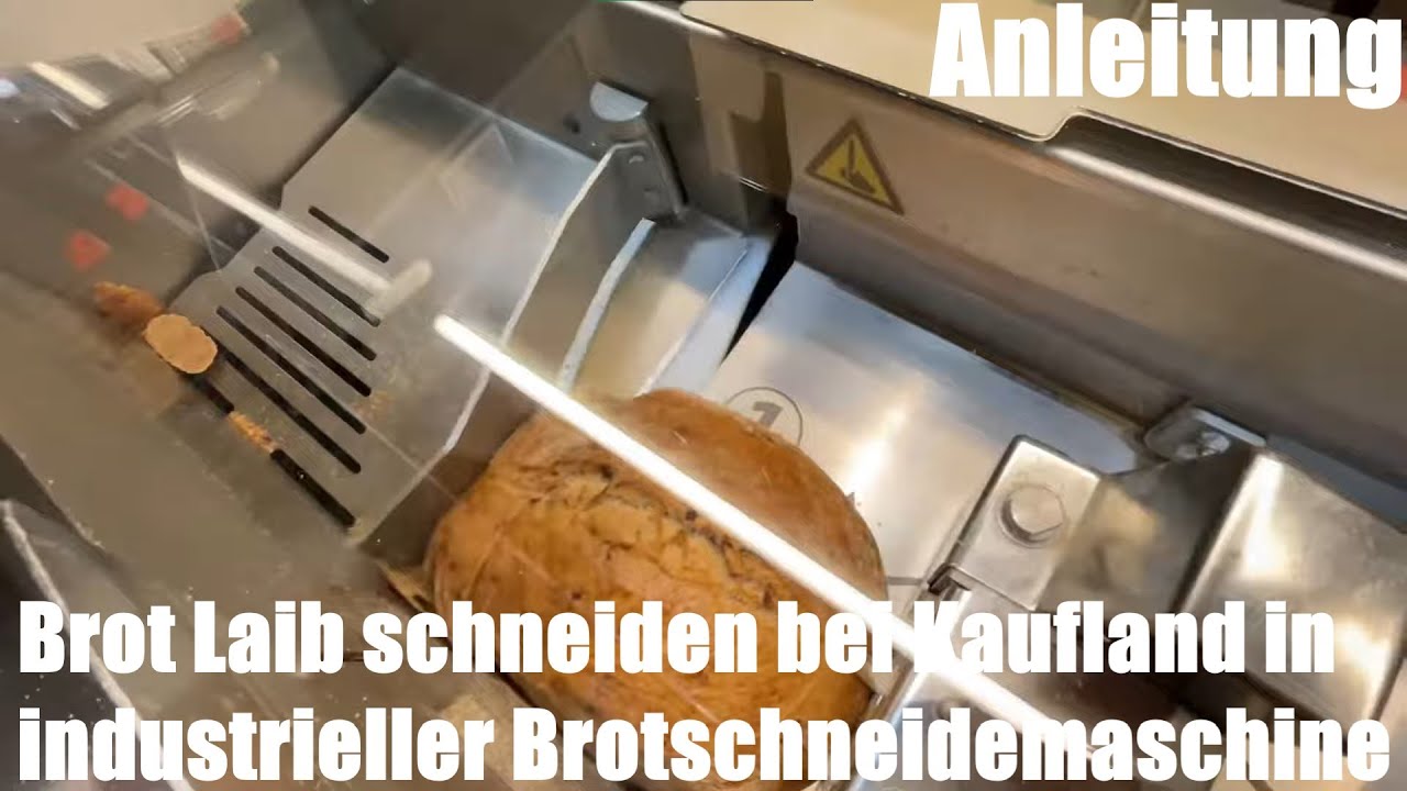 Brot Laib (Backwaren) schneiden b. Kaufland (Discounter) in einer industriellen Brotschneidemaschine