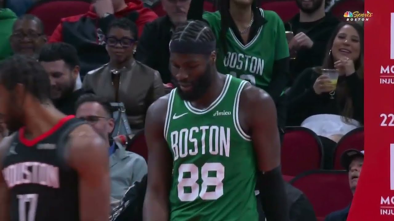 Неемиас Квета дважды подряд заблокировал удар после падения на трибуны.