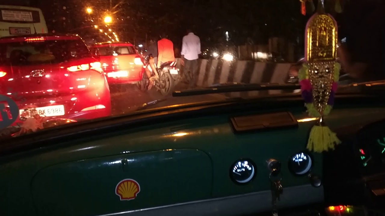 Fiat premier padmini driving in traffic .... amazing column shifter gearbox
