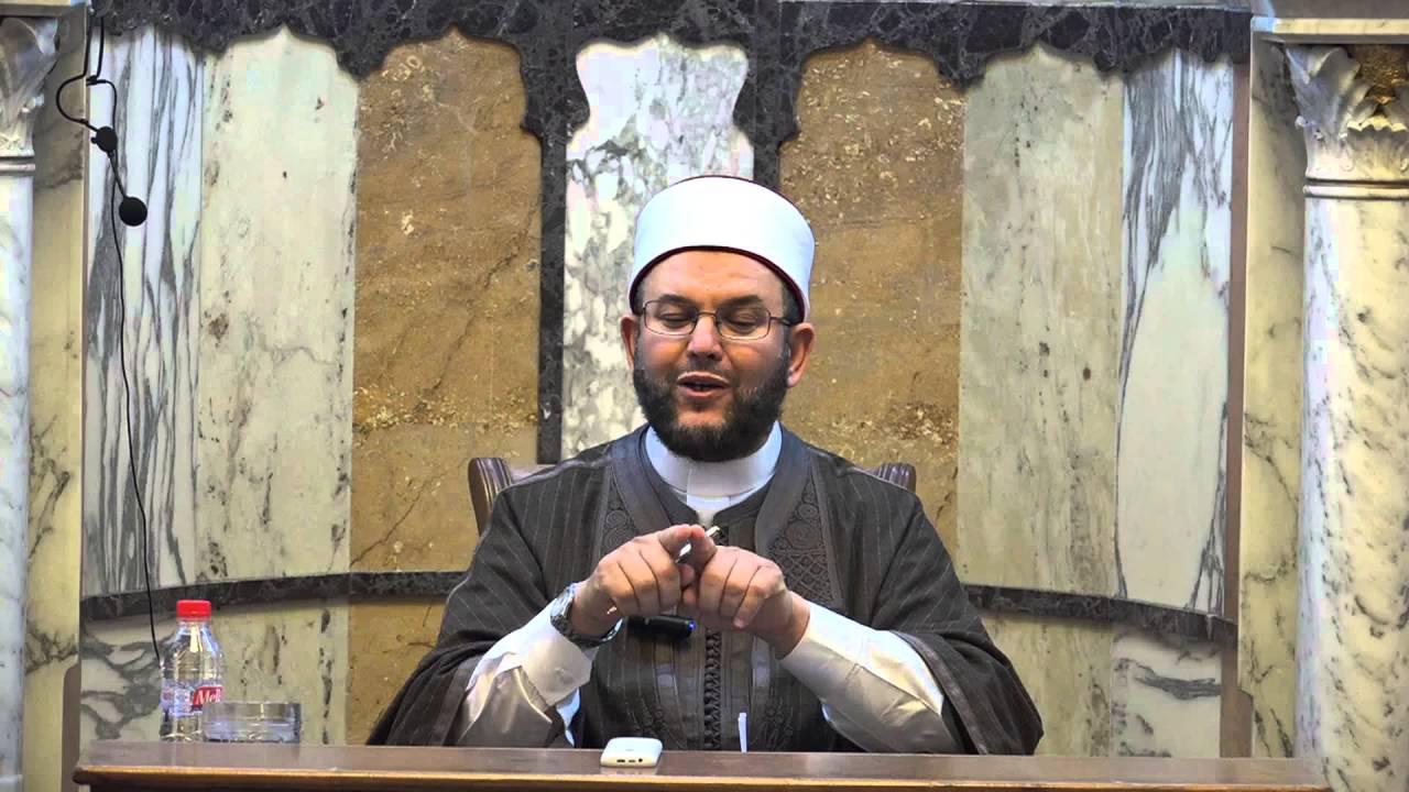هل نقول اللّهمّ صلّ على محمّد أم نقول اللّهمّ صلّ على سيّدنا محمّد في التشهّد - للدكتور منير الكمنتر