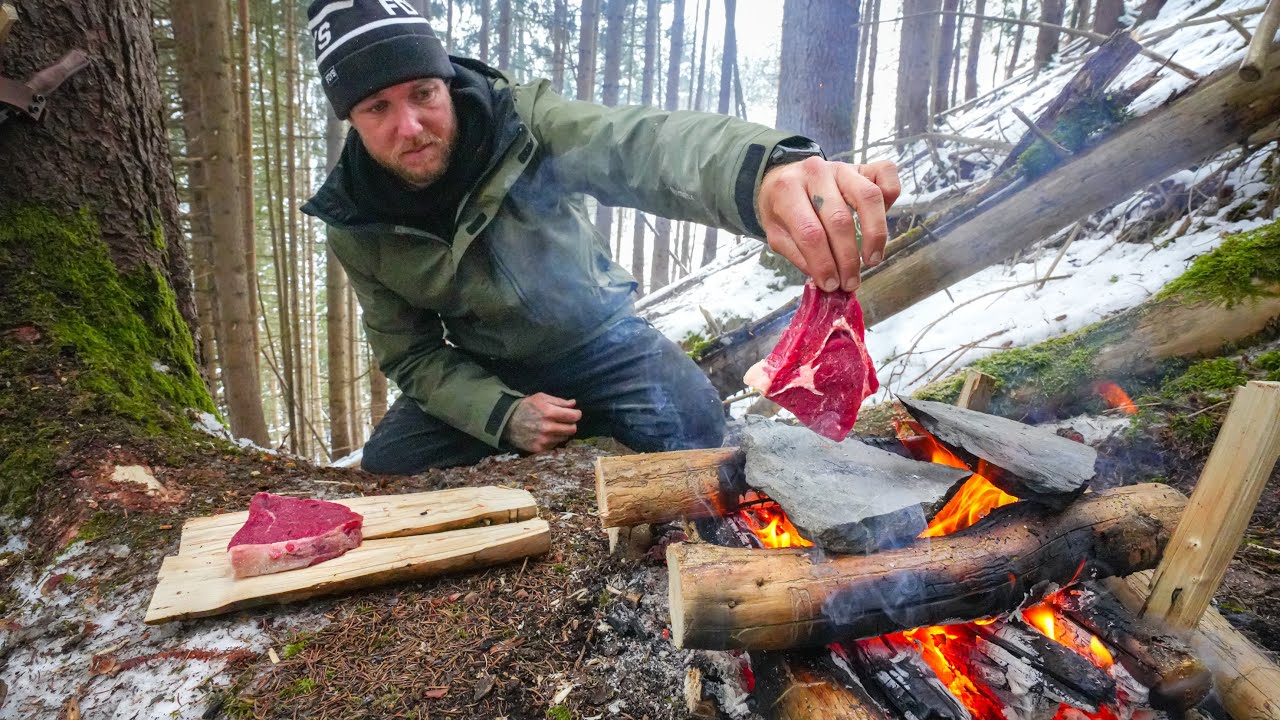 CITA ROMÁNTICA COMIENDO BISTECKS EN LA MONTAÑA INVERNAL