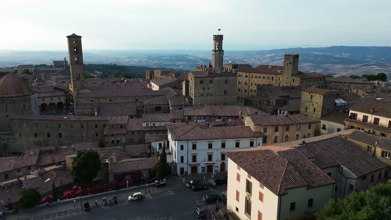 LA VILLE DE VOLTERRA (Italie) en DRONE
