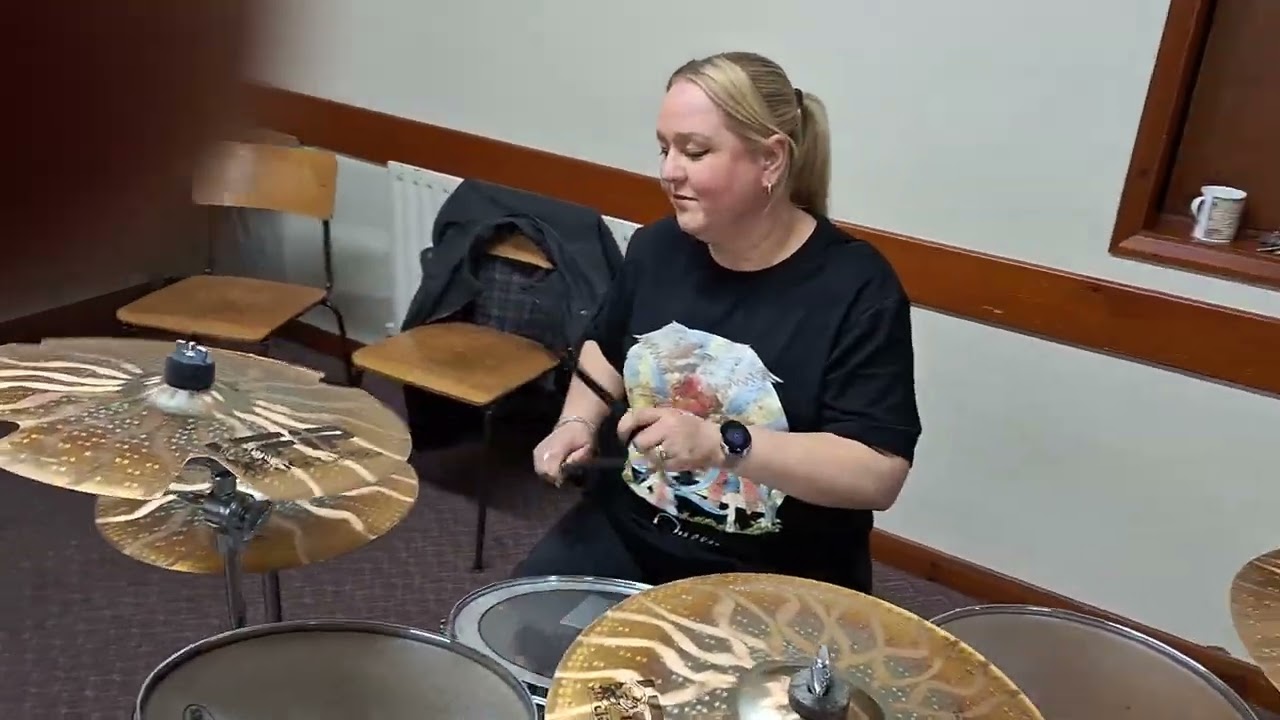 PLAYING WITH A LIVE BAND! Kids in America by Kim Wilde full song DRUM COVER on acoustic kit 13/10/25