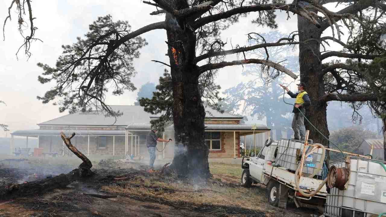 One dead in emergency Adelaide Hills blaze