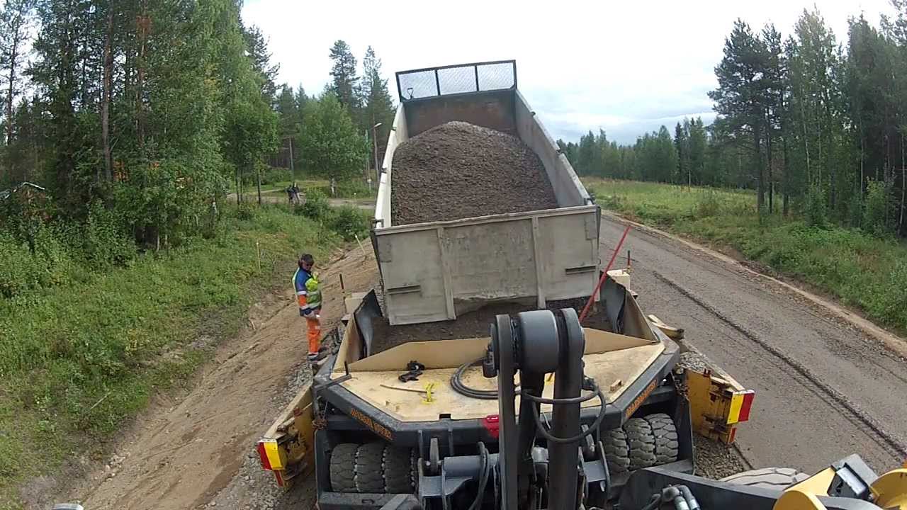 Volvo L90C with MassMaster Gravellayer / Grusläggare