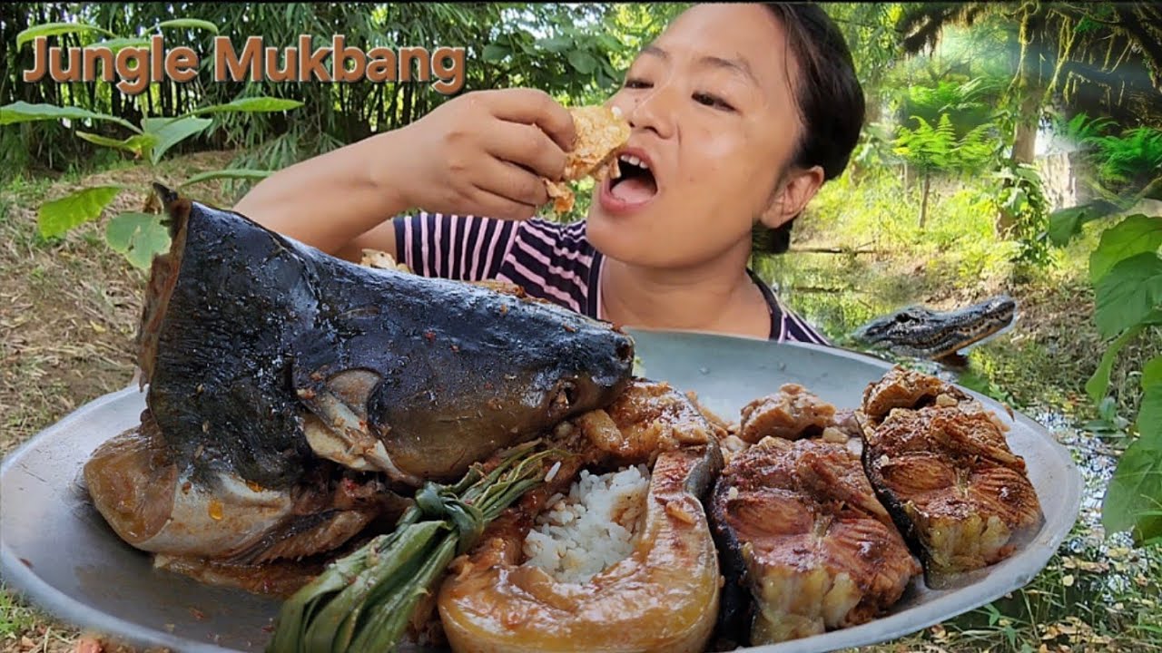 Eating one of the delicacy, fresh ,fatty fish cooked in bambooshoot ||northeast naga mukbang