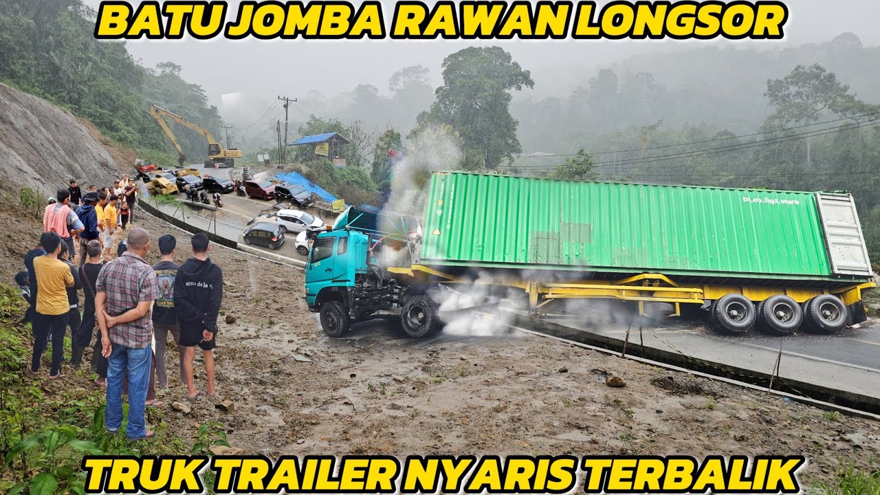 Плохая погода в Бату Джомба, прицеп грузовика почти перевернулся