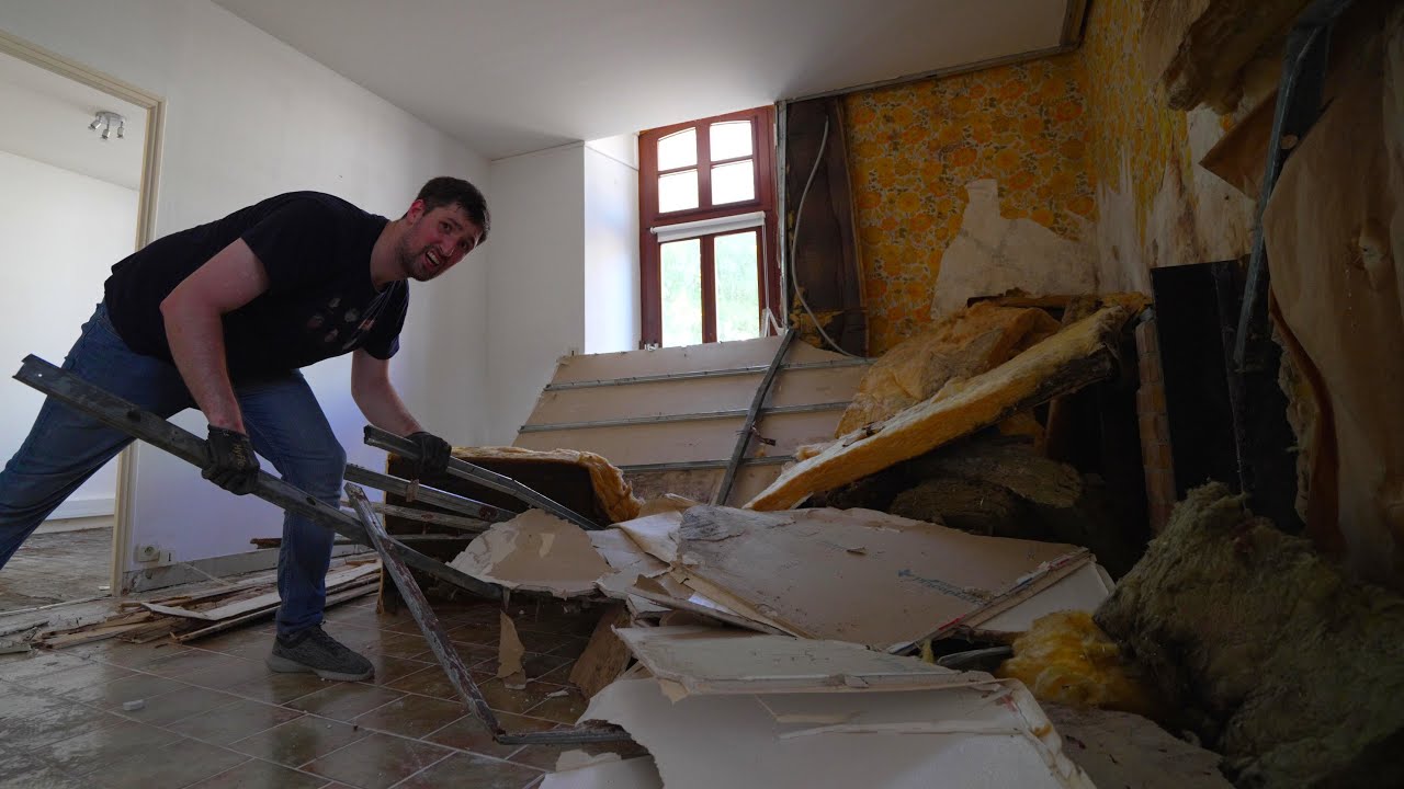 Unbelievable Demolition Gone Wrong: Tearing Down a Wall Leads To An Unexpected Discovery