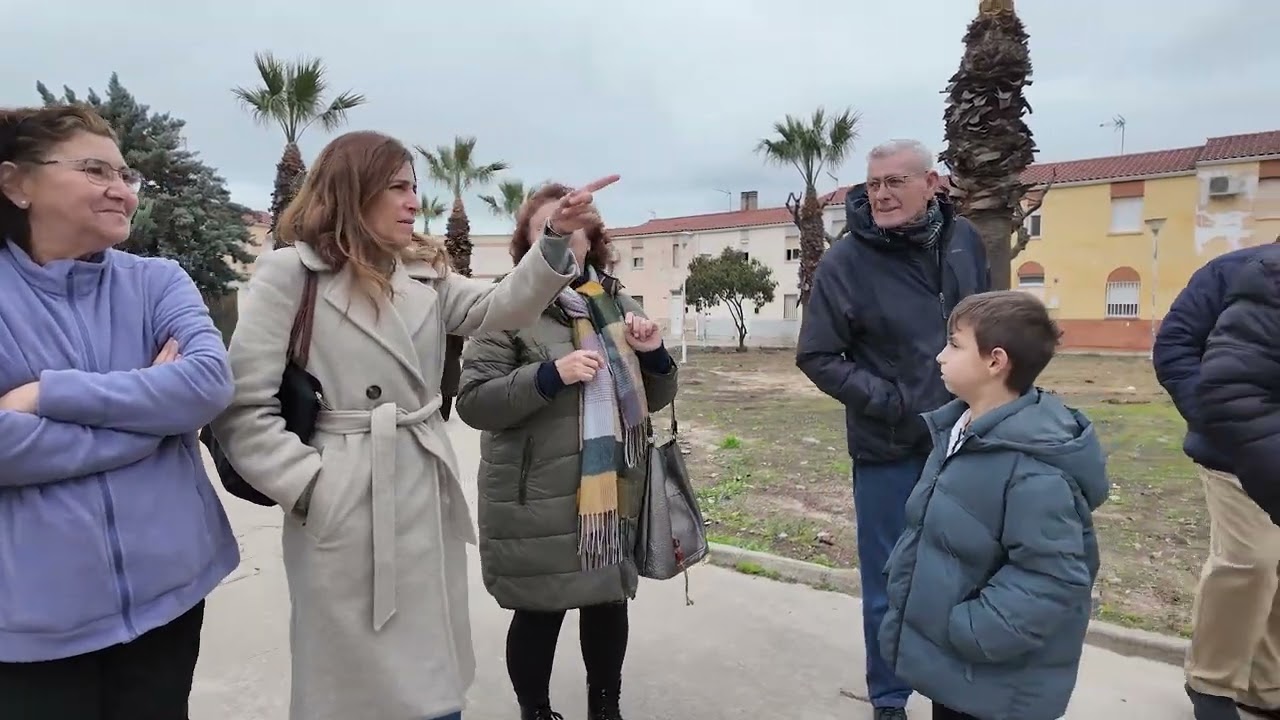 Vecinos de la plaza Rafael Alberti y la alcaldesa se reúnen para ver las necesidades del barrio.