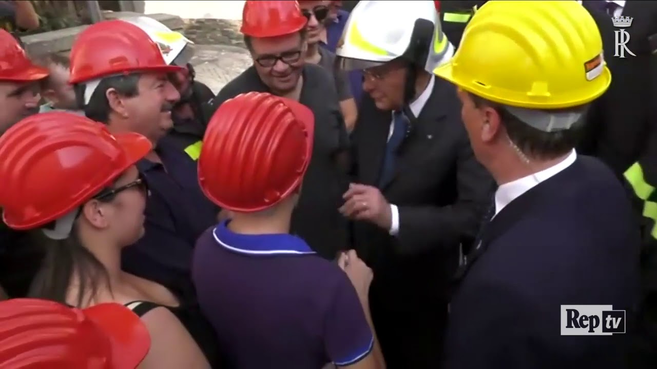 Mattarella tra le macerie: una carezza al piccolo Pasquale e i complimenti ai vigili
