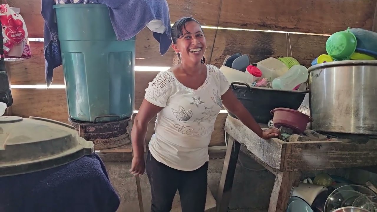 La casa de Elida está echa un desorden acomodando la estufa Nueva😉