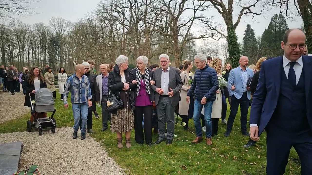 Dankdienst buiten bij het graf van Sietske Dam-Niemeijer
