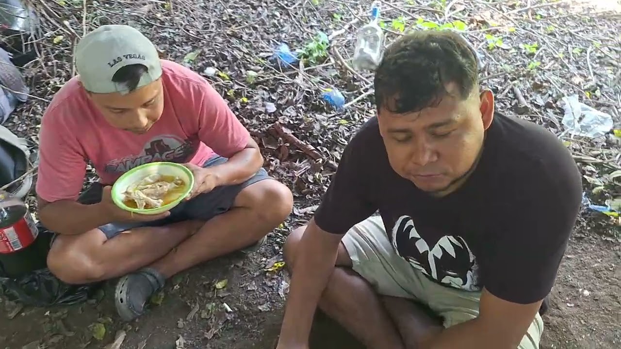 Disfrutando una sopa de Gallina en el Rio
