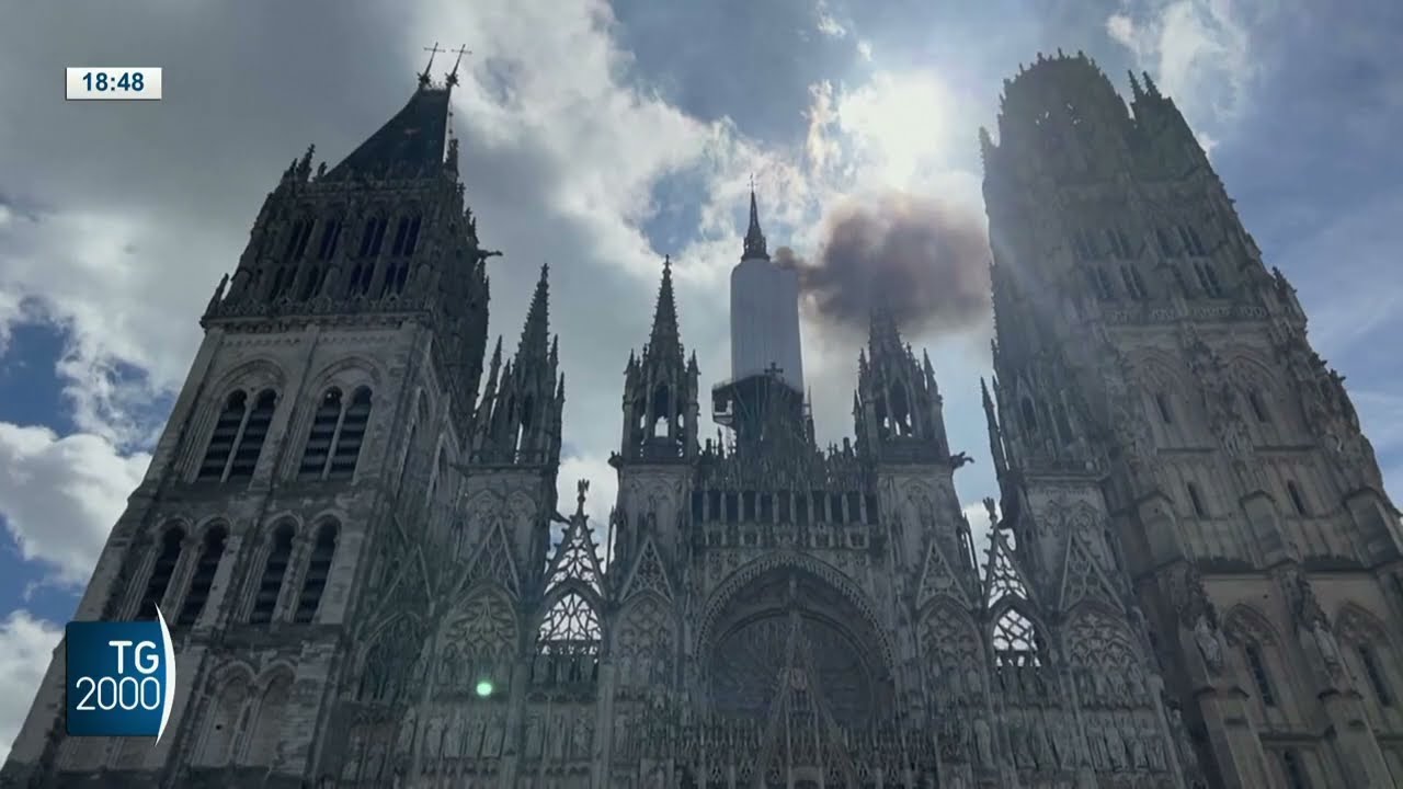 Francia, in fiamme la guglia della cattedrale di Rouen
