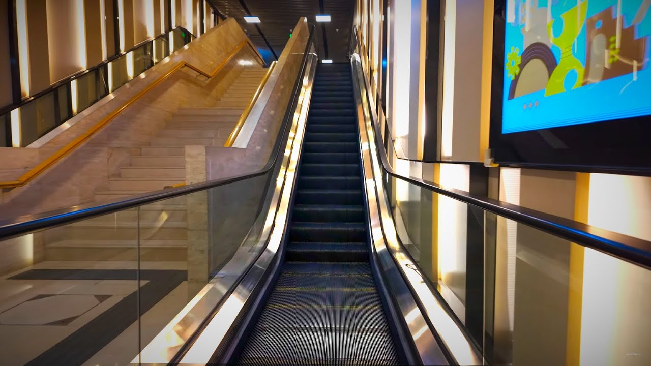 中国，北京，凤凰汇 Galleria，8X自动扶梯
