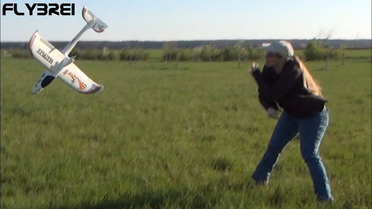 Frau lernt RC-Flug, Wurfstart, Landen und RC-Crash - Schwester lernt mit EasyStar 2 RC-Plane