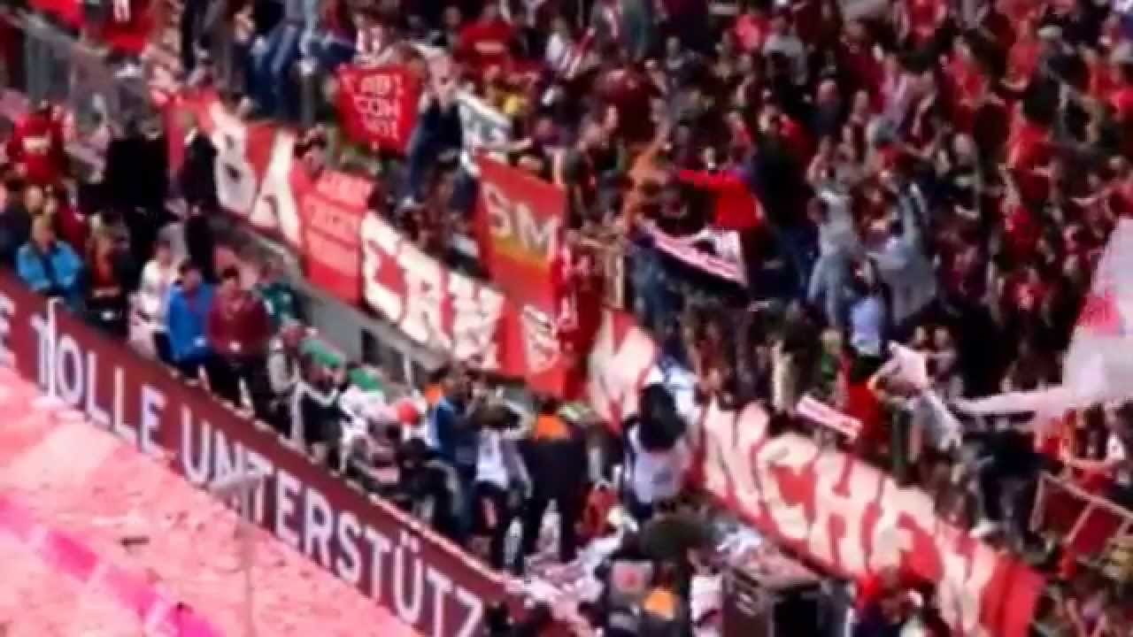 Thomas Müller feiert mit den Fans - Meisterfeier 2015