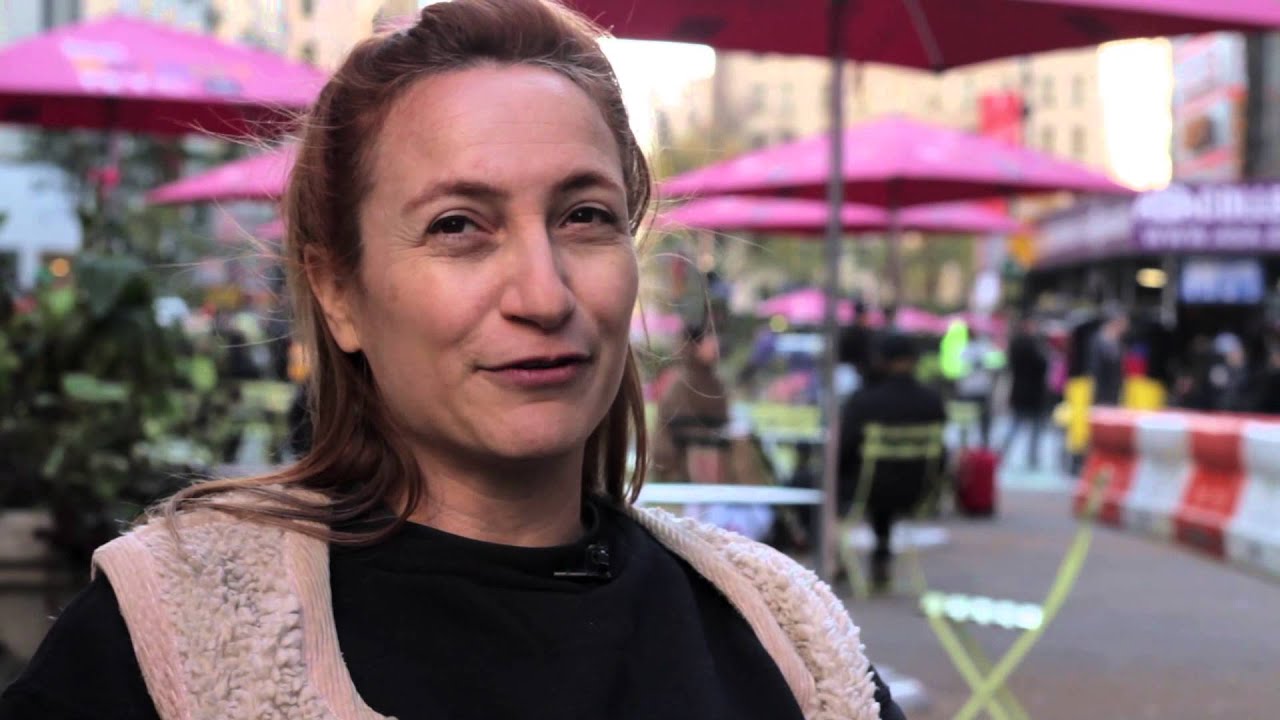 Natalia Paruz - The Saw Lady : The Back of the Busk